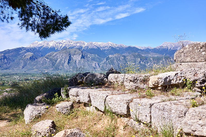 800px-View_of_Mount_Taygetus_from_the_ruins_of_the_Sanctuary_of_Menelaus_and_Helen_(Menelaion)_in_Sparta